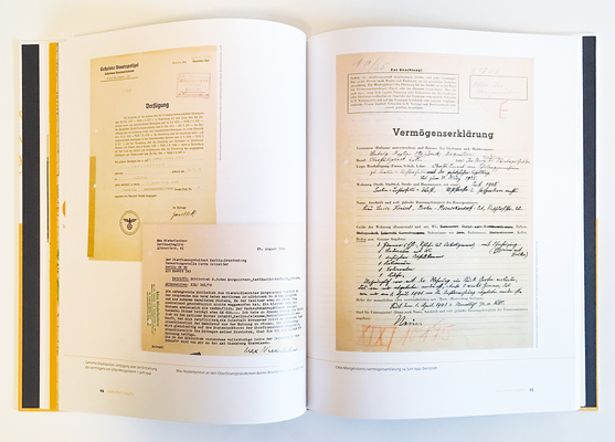 .... und auf der nächsten Doppelseite sind relevante historische Dokumente abgebildet.