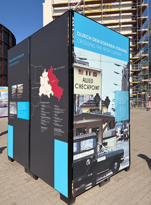Der Kubus trägt den Ausstellungstitel und die Einführung in das geteilet Berlin und den Eisernen Vorhang.