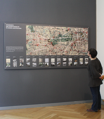 Ausstellung "Wahre Kunst“: Historischer Stadtplan von Berlin mit Verortung der Kunsthändler:innen aus der Ausstellung. Unten: Abbildungen zu den Galerien damals und heute.