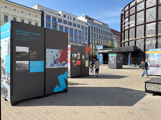 Die temporäre Außenausstellung thematisiert diesen besonderen historischen Ort und seine internationalen Verbindungen. Fünf Kuben beschreiben und visualisieren die Geschichte  des Checkpoint Charlie während und nach dem Kalten Krieg.