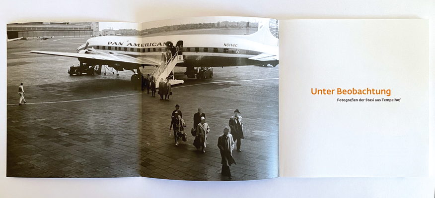 Der Schmutztitel mit einem Foto vom Flugplatz Tempelhof.