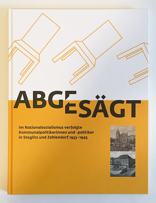 Katalogcover zur Ausstellung "Abgesägt". Die Farbe Orange und Ausschnitte der historischen Postkarten mit den Rathäusern von Steglitz und Zehlendorf finden sich auf allen Printprodukten sowie in der Ausstellungsgestaltung wieder.