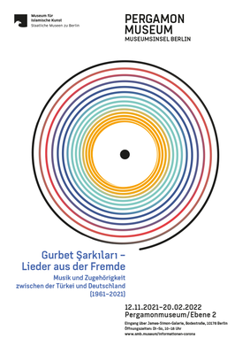 Plakat für die Ausstellung “Gurbet Sarkilari – Lieder aus der Fremde“ im MuseumsLab des Museum für Islamische Kunst in Berlin.
