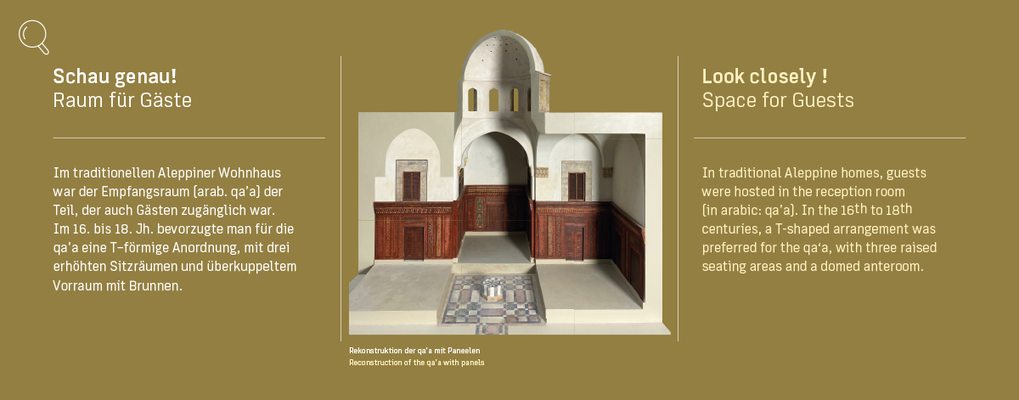 4 von 6 Tafeln mit Informationen zu einem der herausragendsten Ausstellungsstücken im Museum für Islamische Kunst – das Aleppozimmer. Hier die Tafel “Raum für Gäste“, 0,76 m x 0,30 m.