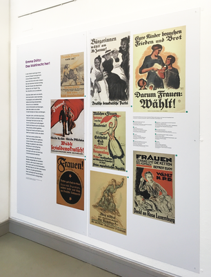 Zwei Tafeln mit Reproduktionen der historischen Wahlplakate und einem Gedicht von Emma Döltz.