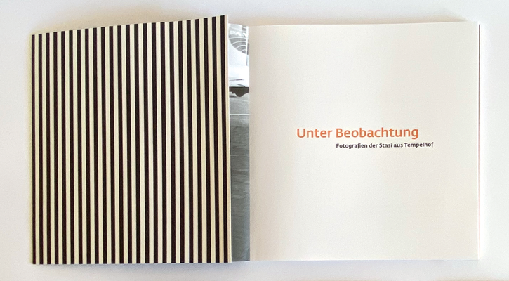 Die Streifen der Printgrafik finden sich in der Ausstellung als Raum­skulpturen wieder.