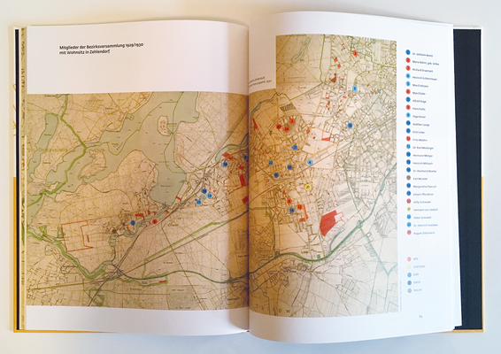 Historischer Stadtplan von Zehlendorf. Die Wohnorte der Mitglieder der Bezirksversammlung und ihre Parteizugehörigkeit sind markiert.