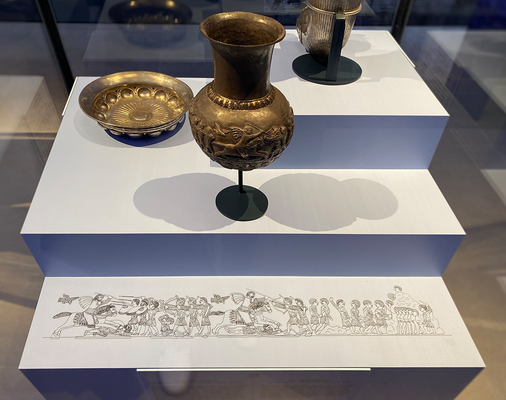 Nahe den Artefakten wurden die Zeichnungen auf die Vitrinen gedruckt, um besonders kleine und detailierte Verzierungen zu erkennen.