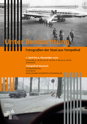 Plakat zur Ausstellung  “Unter Beobachtung – Fotografien der Stasi aus Tempelhof" im Tempelhof Museum.
