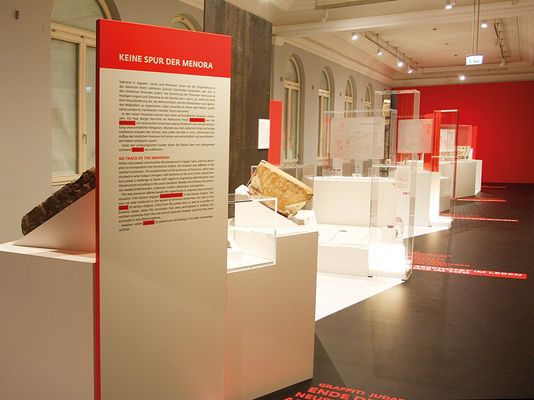 Im Hauptraum der Ausstellung wird jedes Thema auf einer eigenen „Insel“ dargestellt. Originalobjekte, Grafiken und erläuternde Texte bebildern den jeweiligen inhalt. Auf dem Fußboden sind die Ausstellungsstationen durch ein weiße  Linie verbunden. 