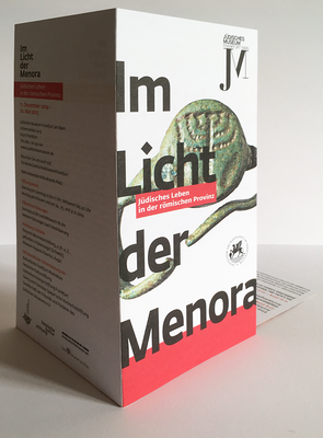 Sechsseitiger Einladungsflyer für die Ausstellung "Im Licht der Menora" von aussen.