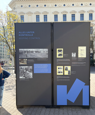 Der blaue Kubus hat das Thema “Das Tor zum Westen“