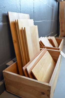 Holzbrettchen in Holzkasten im Shop