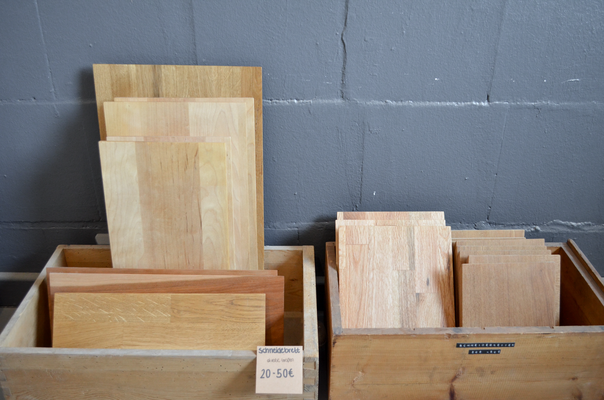 diverse Holzbretter in Holzkästen im Shop