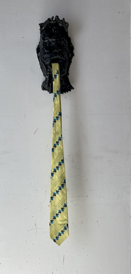 Masque 5, bronze patiné, cravate de soie, 37 x 17 x 12 (bronze) x 112 cm avec cravate, 2021.