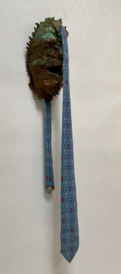Masque 1, bronze patiné et cravate de soie, 32 x 15 x 12 (bronze) x 100 cm avec cravate, 2021. Pièce unique.