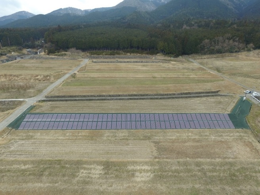 上空から防草アモルファスシートを撮影した様子（景観的にも美しい）