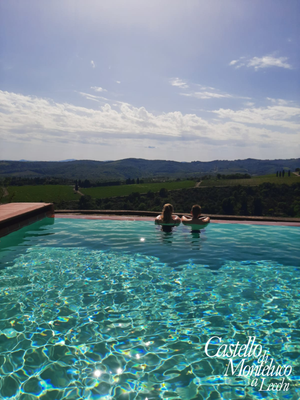 La piscina sulle colline del Chianti • The pool in front of the Chianti hills