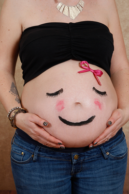 Schwangerschaftsfotografie, lustiger Babybauch mit Gesicht und Schleife ♥ Fotostuiod Mumpf