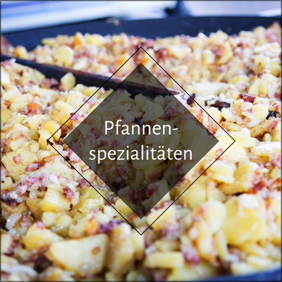 Meine Kartoffeln und Champignons erhalte ich aus dem hiesigen Raum. Diese werden mit durchwachsenem und fettem Speck sowie frischen Zwiebeln angebraten. Alle Pfannengerichte werden vor Ort in einer Guss- oder Edelstahlpfanne zubereitet.