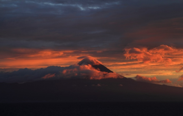 Ponta do Pico 2.351 m