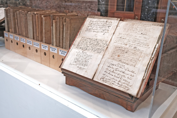 30 Bände von Gebetserhörungen aus der Zeit vor dem Neubau der Stadtpfarrkirche St. Jakob. Foto: Hölbling