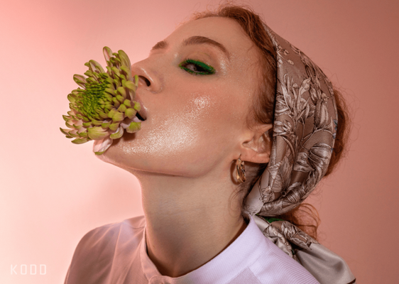 Beauty Makeup mit grünen Blumen