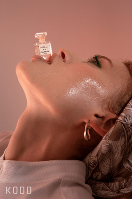 Fotoshooting Portrait Makeup Parfumflasche
