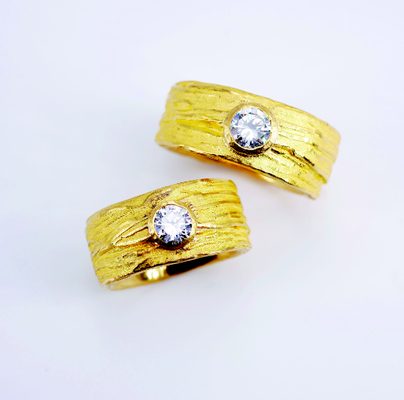 999er Feingoldringe mit weißen Brillanten von je 1 ct., 