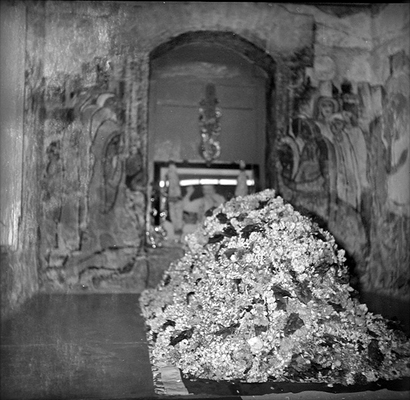 1970 : Inside Meher Baba Samadhi. Courtesy of the Sriramamoorthy Collection @ AMBCCPT, INDIA