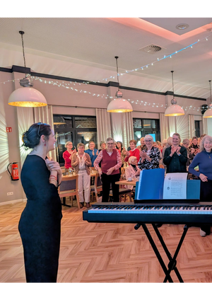 Standing Ovation für die Mezzosopranistin Stefanie Golisch! © Anne Marie Meyer
