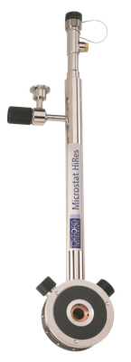 A 4 K helium-flow, sample-in-vacuum cryostat system designed for high-resolution microscopy.