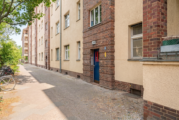 Hauseingang eines sanierten Altbaus im Helmholtzkiez in Berlin-Prenzlauer Berg
