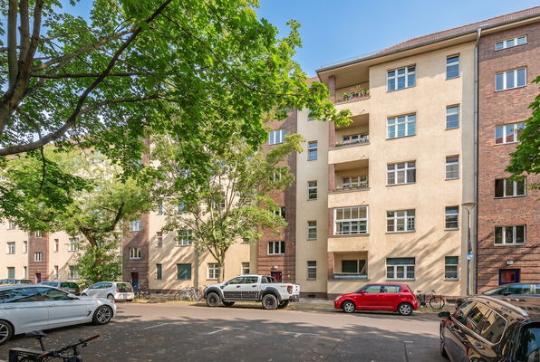 Balkonansicht im begrünten Innenhof der 3-Zimmer-Wohnung