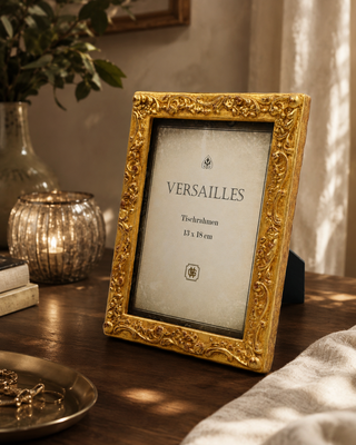 „Barocker Tischrahmen Versailles in Antikgold mit kunstvoller floraler Ornamentik für Fotos im Format 13 × 18 cm.“
