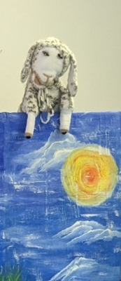 Eine Handpuppe von einem Schäfchen
