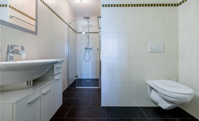 Bad Doppelzimmer mit Regendusche, grossem Lavabo und WC