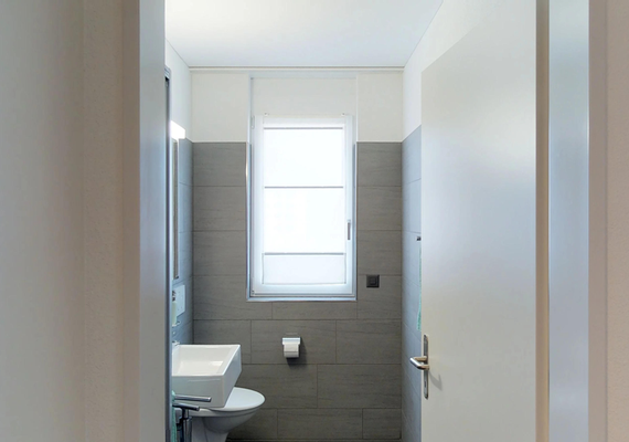 Zweites von zwei Tageslicht-Bädern mit Dusche