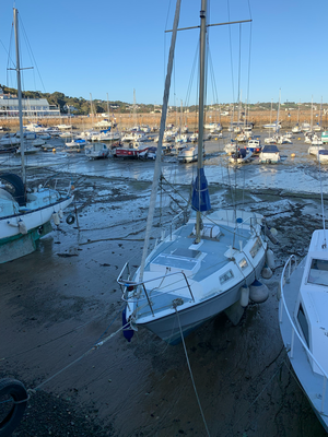 Ebbe im Hafen von St. Aubin.