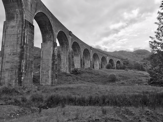Glenfinnan in schwarz-weiß