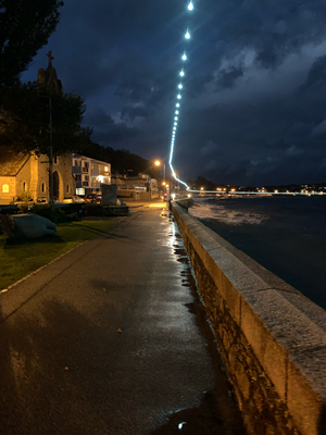 Die Promenade von St. Aubin bei Nacht.