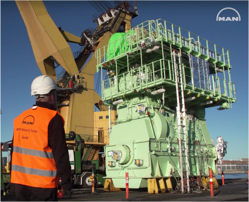 Transport des Ammoniak -Versuchsmotors auf einen Schwerlastwagen