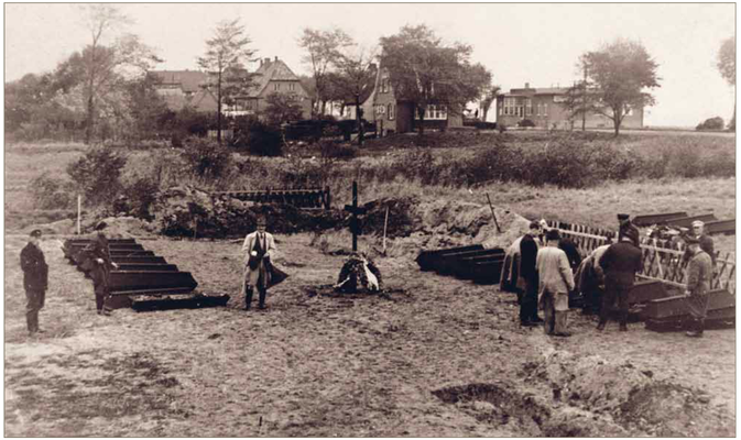 Bestattung der Leichen aus der Thielbek (Quelle  KZ-Gedenkstätte Neuengamme)
