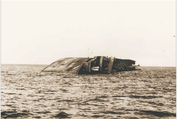 Wrack der Cap Arcona (Quelle  KZ-Gedenkstätte Neuengamme)