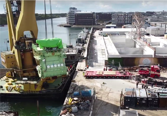 Verladung des Ammoniak-Versuchsmotors in Kopenhagen