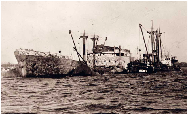 Hebung der Thielbek (Quelle  KZ-Gedenkstätte Neuengamme)