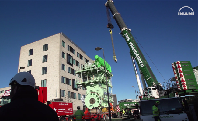 Ankunft des Motors im MAN-Versuchszentrum