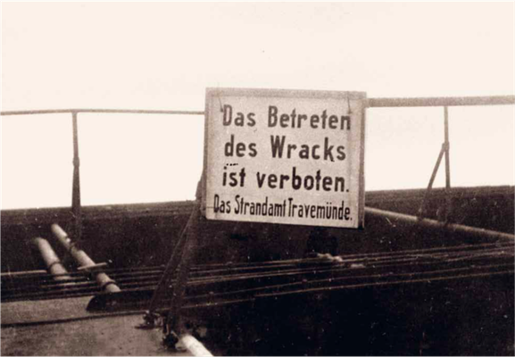  Schild auf dem Wrack der „Cap Arcona“, um 1946 (Foto: unbekannt. (ANg, 1987-8286) Betreten verboten (Quelle  KZ-Gedenkstätte Neuengamme)