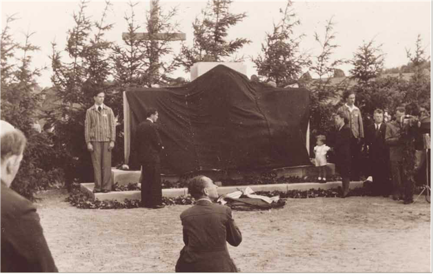 Eröffnung der Gedenkstätte (Fotograf unbekannt)