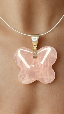 Rosenquarz in Schmetterlingform